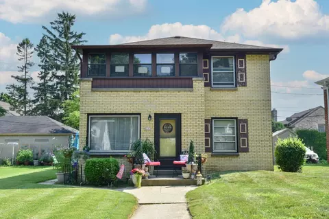 8115 W W Ctr, Milwaukee, WI 53222