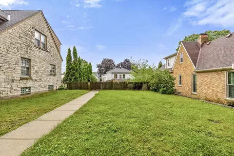 2407 S 79th, West Allis, WI 53219
