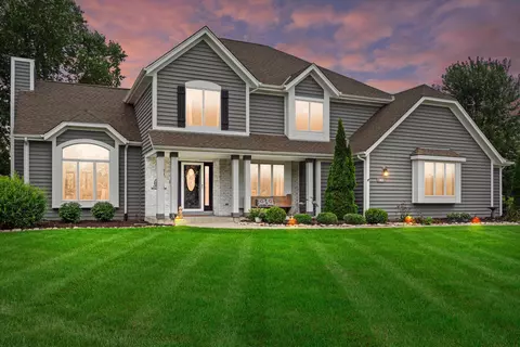 102 Trails Edge, Hartland, WI 53029