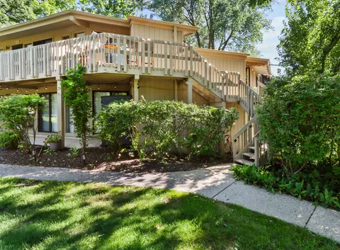 710 Country Clb #H, Fontana, WI 53125