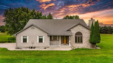306 Castle Cv, Erin, WI 53027