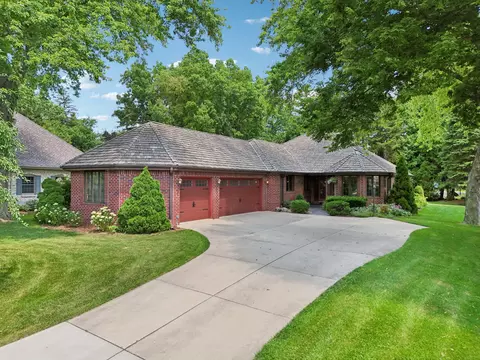 w131n8020 Country Clb, Menomonee Falls, WI 53051