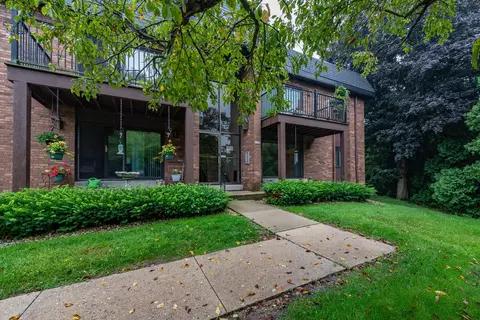5155 S Root Riv #1, Greenfield, WI 53228