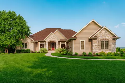 842 Stepping Stone, Pewaukee, WI 53072