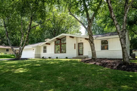 21595 Doneswood, Waukesha, WI 53186