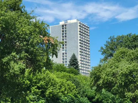 2525 S S Shr #12E, Milwaukee, WI 53207