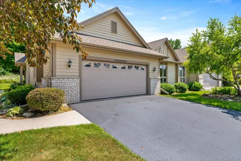 w240n2340 E Parkway Mdw #A, Pewaukee, WI 53072