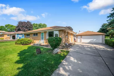 11708 W Bobolink, Milwaukee, WI 53225
