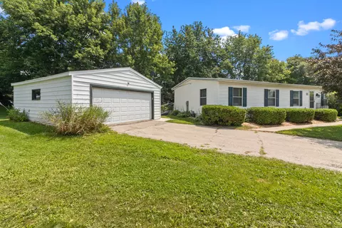 818 S Eastown Mnr, Elkhorn, WI 53121