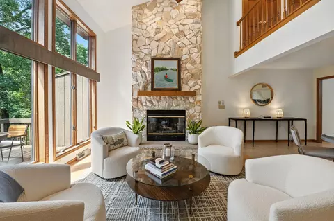3826 Nagawicka Shrs, Hartland, WI 53029