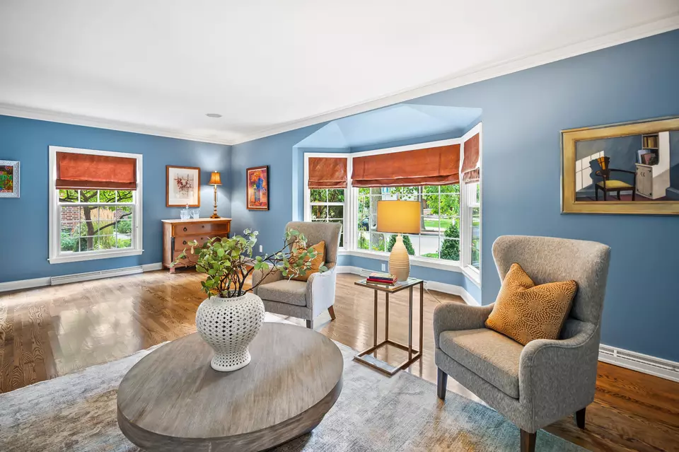 Living - 3954 N Harcourt, Shorewood, WI 53211 photo 3 of 8