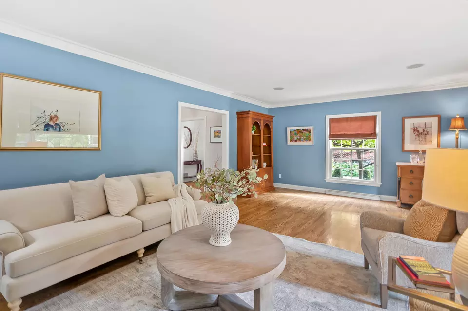 Living - 3954 N Harcourt, Shorewood, WI 53211 photo 4 of 8