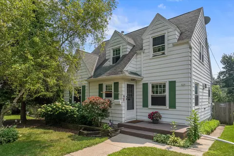 829 W Melin, Port Washington, WI 53074