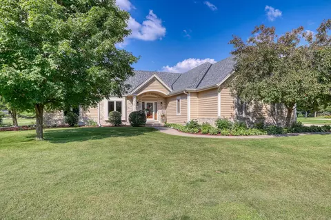110 Long Mdw, Hartland, WI 53029