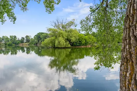 516 Laurel Lk #4, Thiensville, WI 53092