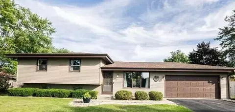 531 Hollybrook, Saukville, WI 53080