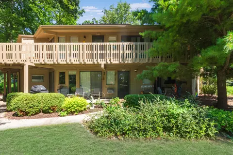 307 Deerpath #D, Fontana, WI 53125