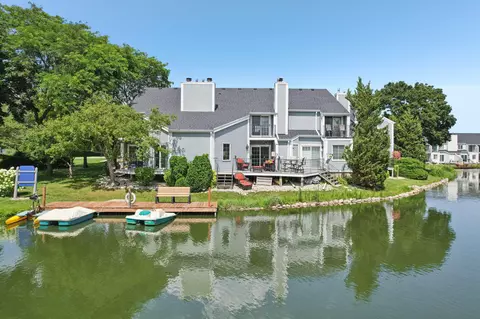 8334 S Tuckaway Shrs, Franklin, WI 53132