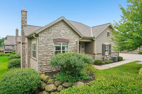 1047 Ann Marie, Oconomowoc, WI 53066