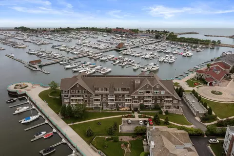 4 Gaslight #210, Racine, WI 53403