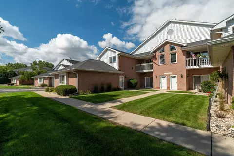 w241n2545 E Parkway Mdw #7, Pewaukee, WI 53072