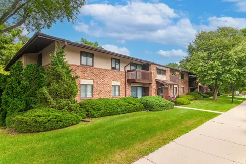 339 Park Hl #C, Pewaukee, WI 53072