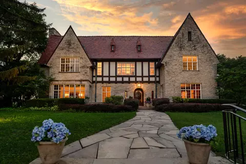 1651 Alta Vis, Wauwatosa, WI 53213