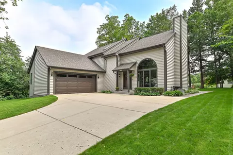 10425 W Pine Rdg, Greenfield, WI 53228