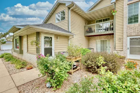 w240n2500 E Parkway Mdw #8, Pewaukee, WI 53072