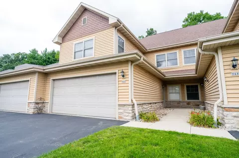 946 Autumn Rdg #946, Hartford, WI 53027