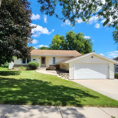 605 Briar Hl, Waukesha, WI 53188