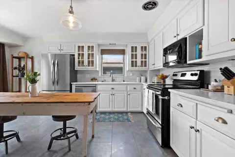 8074 N Seneca, Fox Point, WI 53217
