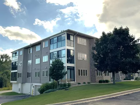 291 Oconomowoc #302-2, Oconomowoc, WI 53066