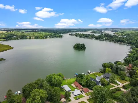 n7015 Oakwood Road, Richmond, WI 53190