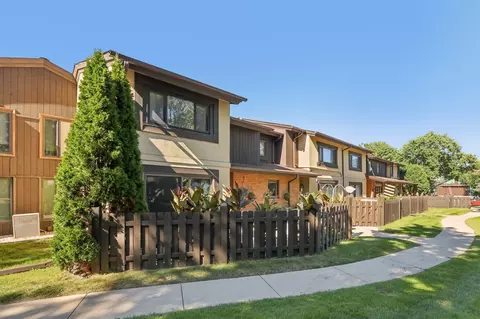 5247 Somerset #113, Greenfield, WI 53221