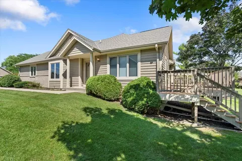 w240n2380 E Parkway Mdw #B, Pewaukee, WI 53072