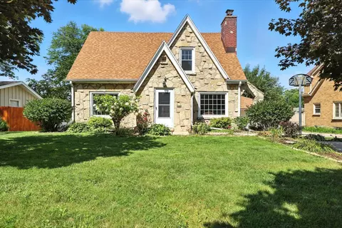 11712 W W Ctr, Wauwatosa, WI 53222