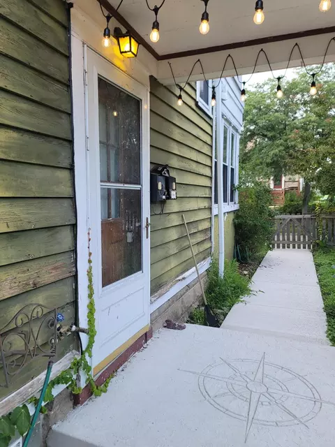 1607 E Newport, Milwaukee, WI 53221