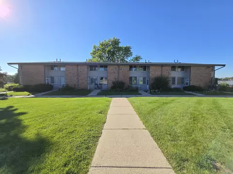 1432 Big Bnd #E, Waukesha, WI 53189