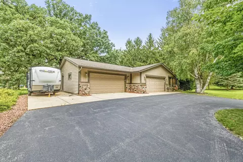403 Bron Derw, Wales, WI 53183
