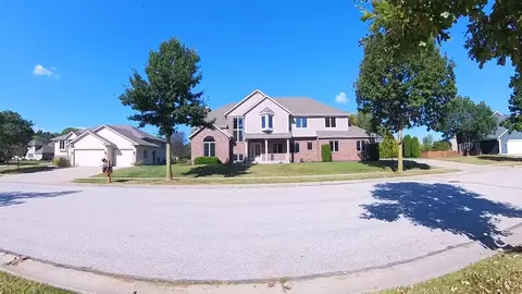 2555 Fox Riv, Waukesha, WI 53189