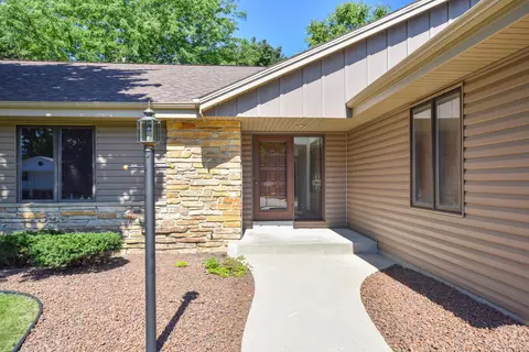 4585 S Delphine, New Berlin, WI 53151