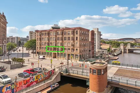 108 W W Wls #2C, Milwaukee, WI 53203