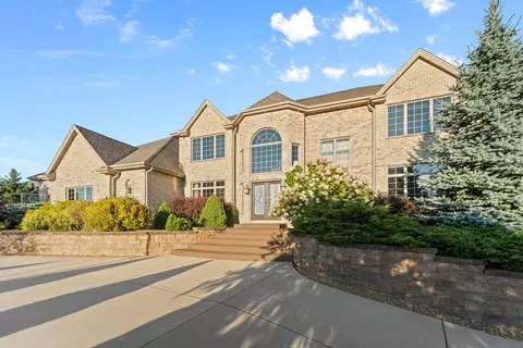 7444 S Stone Hedge, Franklin, WI 53132