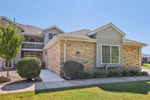 9213 S Aspen #8, Oak Creek, WI 53154