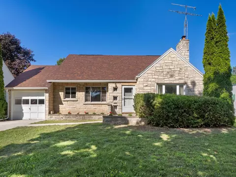 528 W Lawn, Manitowoc, WI 54220