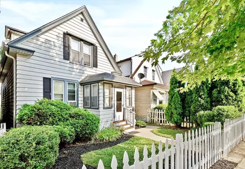 3224 S Howell, Milwaukee, WI 53207