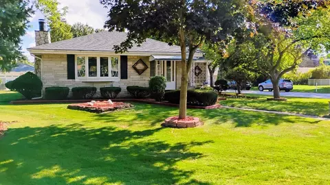 2921 W Vogel, Greenfield, WI 53221