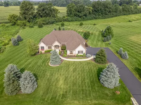 12575 N Hawks Gln, Mequon, WI 53097