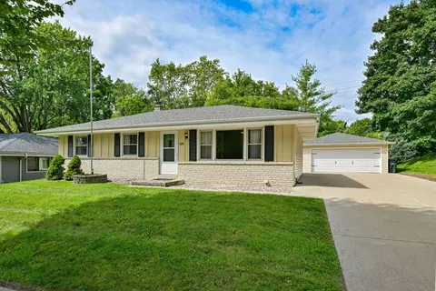 628 Greenmeadow, Waukesha, WI 53188